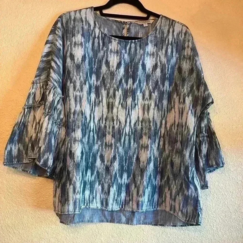 Adorable like new Liverpool LA bell sleeve pull over shirt blouse tie die blue